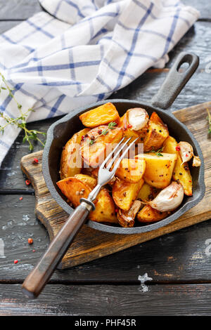 Gebackene Kartoffeln mit Knoblauch und frischem Thymian. Stockfoto