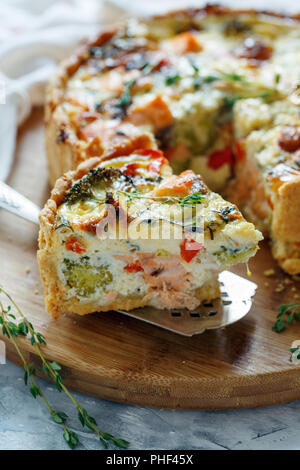 Quiche mit Lachs, Brokkoli und rotem Pfeffer. Stockfoto