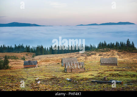 Altes Haus mit Blick auf schöne Natur Stockfoto