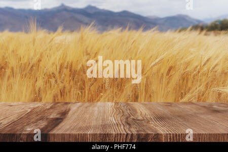 Weizen ähren Feld Hintergrund, reifen Weizen mit Holzboden Stockfoto