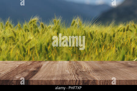 Weizen ähren Feld Hintergrund, grüne Weizen mit Holzboden Stockfoto