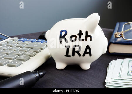 Roth IRA auf eine piggy Bank geschrieben. Altersvorsorge. Stockfoto