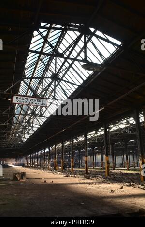 Dachfenster in einer leerstehenden Fabrik in Magdeburg. Stockfoto