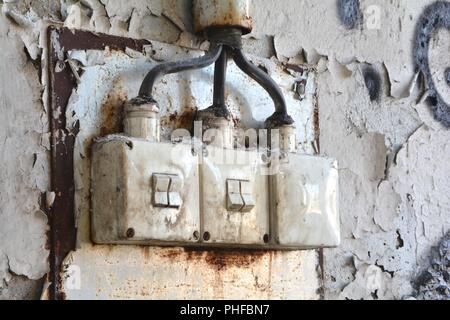 Lichtschalter in einer verlassenen Fabrik in Magdeburg. Stockfoto