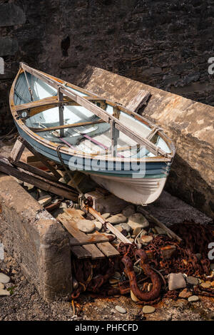 Alte blaue kleine Boot auf Böcke in Lerwick, Shetlandinseln, Schottland Stockfoto