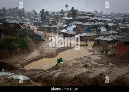 Rohingya-flüchtlinge Abschirmung vom Regen in Balukhali, Camp 10, Teil der mega Flüchtlingslager beherbergt über 800.000 Rohingya-flüchtlinge, Cox's Bazar, Ba Stockfoto