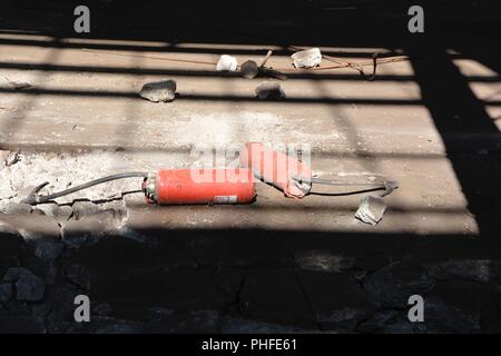 Feuerlöscher in einer verlassenen Fabrik Stockfoto