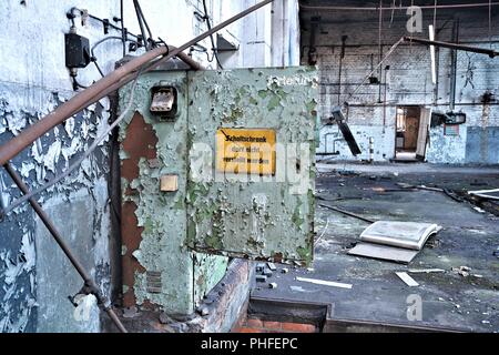 Sicherungskasten in einem verlassenen Fabrikgebäude in Magdeburg. Stockfoto