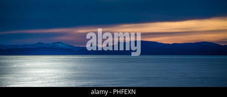 Sonnenuntergang über Alaska Fjorde auf eine Kreuzfahrt Reise in der Nähe von ketchikan Stockfoto