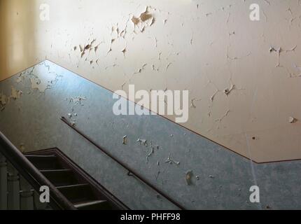 Treppe in eine leere verlassene Gebäude Stockfoto