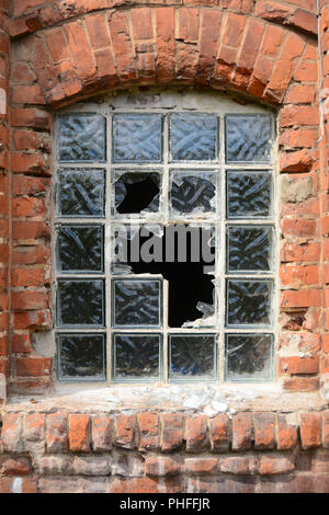 Zerstörte Fenster an einem verlassenen Firmengebäude in Magdeburg. Stockfoto