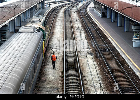 Kiew, Ukraine - 18. MÄRZ 2016: ukrainische Eisenbahn Arbeitnehmer Spaziergänge an die Bahn in Kiew, Ukraine. Stockfoto