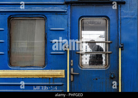 Kiew, Ukraine - 18. MÄRZ 2016: Der Fluggast ist Warten auf den Zug am Bahnhof Kiew, Ukraine Stockfoto