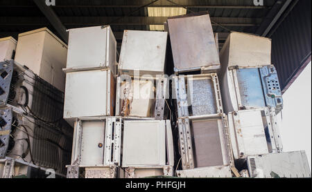 Riesige Haufen von Kühlschränken in der Recyclinganlage gestapelt. Low Angle View Stockfoto