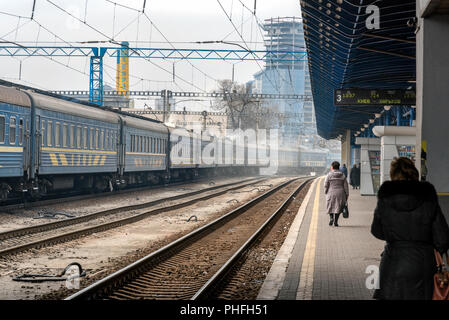 Kiew, Ukraine - 18. MÄRZ 2016: Ukrainische Passagiere warten Zug am Bahnhof Kiew, Ukraine Stockfoto