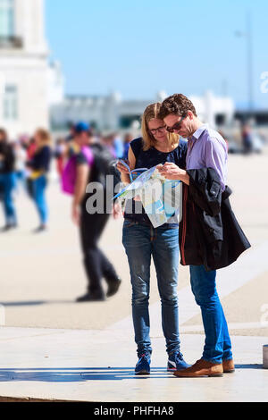 Lissabon, Portugal - 27. März 2018: Touristen Paar an Stadtplan und Reiseführer auf dem Platz von Lissabon, Portugal suchen Stockfoto