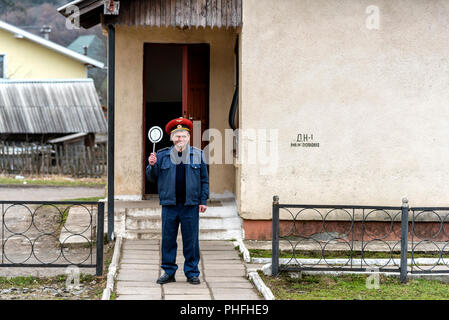 Lemberg, Ukraine, 22. MÄRZ 2016: Die Eisenbahn Officer ist die Kennzeichnung der Bahnübergang am Bahnhof in Lemberg, Ukraine. Stockfoto