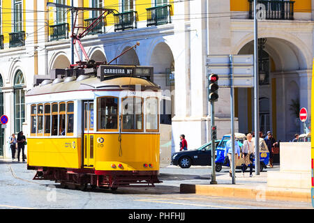 Lissabon, Portugal - 27. März 2018: gelbe Straßenbahn, Symbol der Lissabon- und Marktplatz Stockfoto