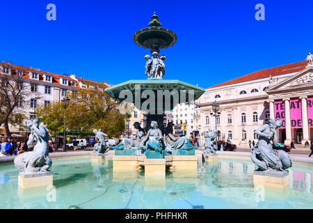 Lissabon, Portugal - 27. März 2018: Rossio Platz mit Brunnen und Menschen Stockfoto