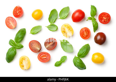 Tomaten und Basilikum isoliert auf weißem Hintergrund Stockfoto