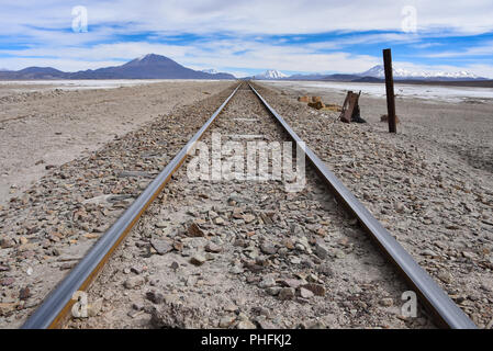 Zug läuft über den Salar de Chiguana im Noch Lipez Provinz, in der Nähe von Uyuni, Bolivien. Stockfoto