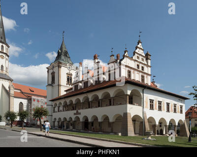 Levoča, Slowakei - 25. AUGUST 2018: Hauptplatz mit Rathaus und die gotische St.-. Jakob in Levoča Alten Rathaus im historischen Zentrum Stockfoto