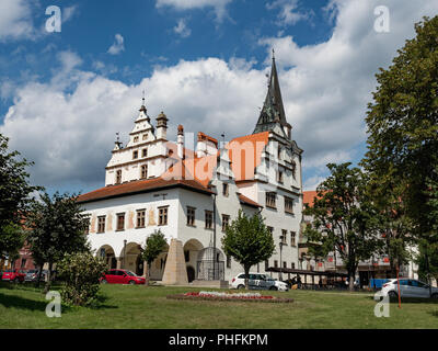 Levoča, Slowakei - 25. AUGUST 2018: Hauptplatz mit Rathaus und die gotische St.-. Jakob in Levoča Alten Rathaus im historischen Zentrum Stockfoto