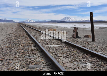 Zug läuft über den Salar de Chiguana im Noch Lipez Provinz, in der Nähe von Uyuni, Bolivien. Stockfoto