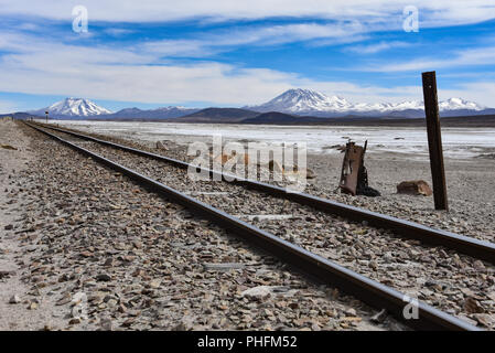 Zug läuft über den Salar de Chiguana im Noch Lipez Provinz, in der Nähe von Uyuni, Bolivien. Stockfoto