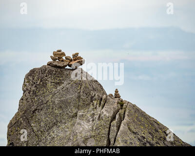 Stein Pyramiden in der Hohen Tatra. Skalnate Pleso in der hohen Tatra, Slowakei Stockfoto