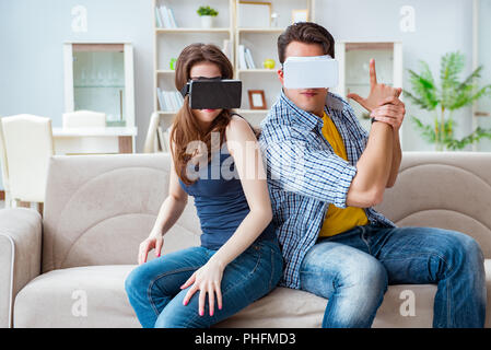 Junge Familie Spiele spielen mit Virtual reality Brillen Stockfoto
