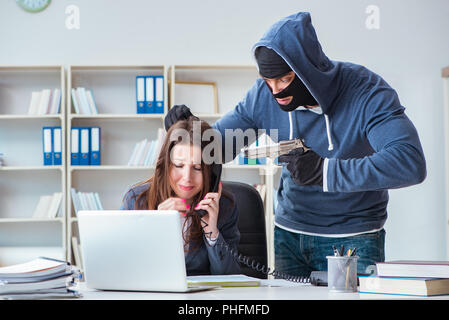 Kriminelle, die geschäftsfrau als Geisel im Büro Stockfoto