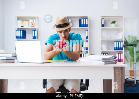 Geschäftsmann vorbereiten für Ferienhäuser im Büro Stockfoto