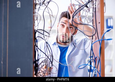 Computer Handwerker arbeiten am Netzwerk Reparatur in Werkstatt Stockfoto