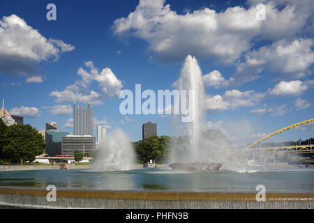 Pittsburgh Brunnen und Skyline Stockfoto