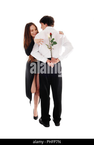 Mann mit Rosen hinter seinem Rücken Sie sucht Stockfoto