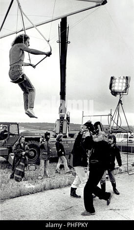 Ken Russell nimmt die Kamera filmen Roger Daltrey in Tommy auf der Marlborough Downs 1974 Stockfoto