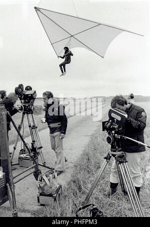 Film Crew auf Filmaufnahmen Tommy 1974 mit Stand-in am Hang Glider Stockfoto