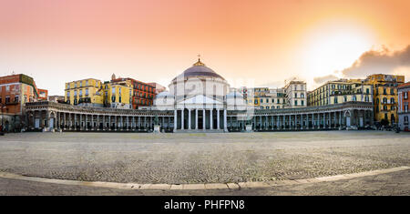 Kirche San Francesco Di Paola an der Piazza del Plebiscito - der Hauptplatz in Neapel, Italien Stockfoto