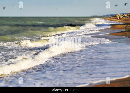 Großen schäumenden Wellen am Strand Stockfoto