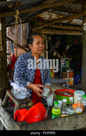 Saigon, Vietnam - Dec 12, 2017. Ein Anbieter verkauft Snacks auf der Straße in Saigon (Ho Chi Minh Stadt) Vietnam. Saigon ist die größte Stadt, und die ehemalige capit Stockfoto