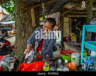 Saigon, Vietnam - Dec 12, 2017. Ein Anbieter verkauft Snacks auf der Straße in Saigon (Ho Chi Minh Stadt) Vietnam. Saigon ist die größte Stadt, und die ehemalige capit Stockfoto