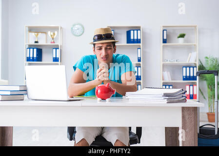 Geschäftsmann vorbereiten für Ferienhäuser im Büro Stockfoto