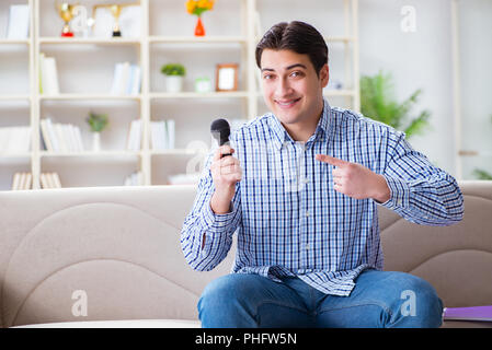 Lustiger Mann singen Lieder in Karaoke zu Hause