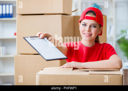 Junge Frau mit Boxen von persönlichen Effekten Stockfoto