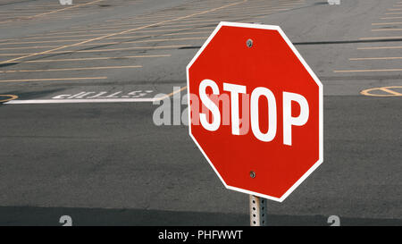 Stop-Zeichen vor der Parkplatz. Wide Format. Stockfoto