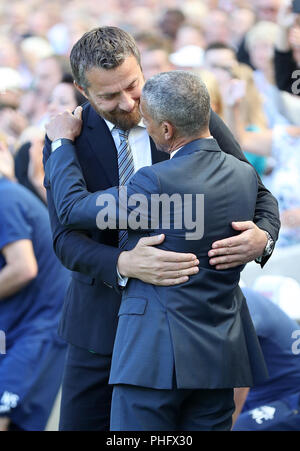 Fulham Manager Slavisa Jokanovic (links) und Brighton & Hove Albion Manager Chris Hughton Umarmung vor dem Premier League Match an der AMEX Stadion, Brighton. Stockfoto