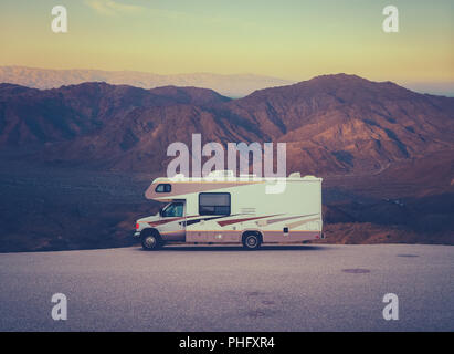 Retro RV Camper in der Wüste Stockfoto