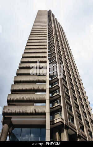 Das Barbican Estate, London, UK. Das 43-stöckige Cromwell Turm auf Seide Straße wurde im Jahr 1973 abgeschlossen Stockfoto