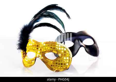 Zwei Maskerade Masken auf einem weißen Hintergrund. Studio shot Stockfoto